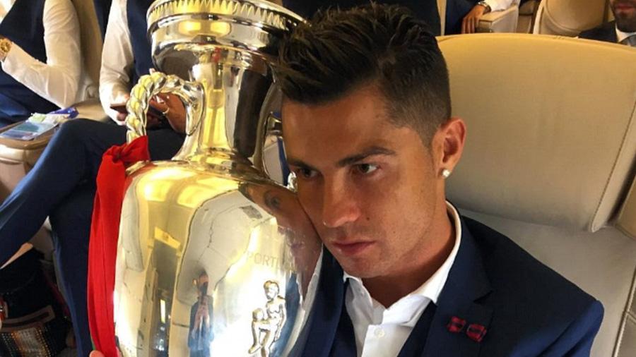 Cristiano Ronaldo dengan trofi Euro 2016.